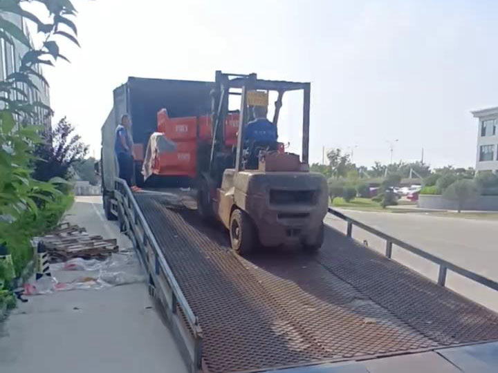  出口非洲矿用三轮车、四轮车、装载机装柜发货